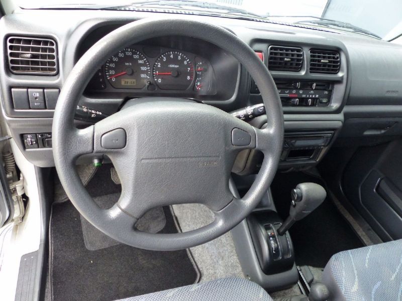 FileSuzuki Jimny steering wheel, 1st gen (19982005) A01.jpg